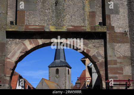 Ammira la porta medievale di Fenetrange in Alsazia, la parte di sfondo della chiesa e alcune case Foto Stock