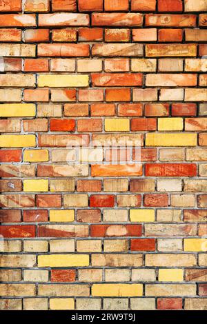 Immagine verticale del muro rustico di mattoni come sfondo Foto Stock