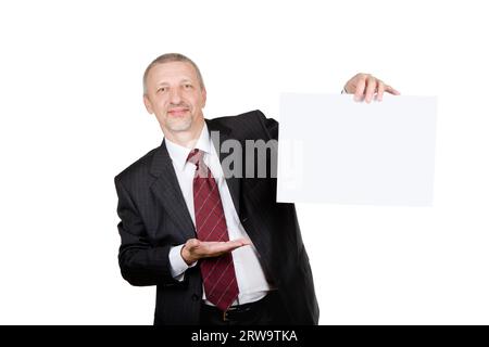 Uomo d'affari maturo che mostra un foglio di carta vuoto con spazio per il testo Foto Stock