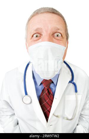 Divertente medico maturo in maschera che fissa la fotocamera isolata sul bianco Foto Stock