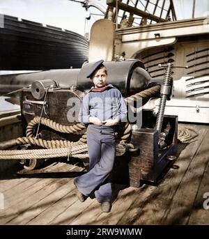 Una "scimmia delle polveri" con le mani infilate nei suoi pantaloni in piedi di fronte a una grande pistola a bordo dello Steamer Pawnee degli Stati Uniti, circa 1864-65. Cutlas Foto Stock
