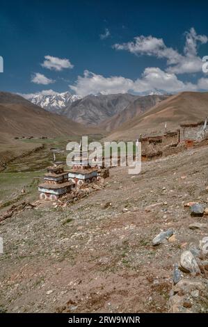 Valle pittoresca con vecchi santuari buddisti in Himalaya montagne del Nepal Foto Stock