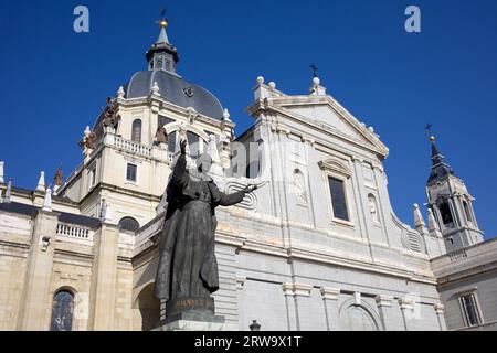 Cattedrale di Almudena (Cattedrale di Santa Maria reale di la Almudena) e statua di Papa Giovanni Paolo II a Madrid, Spagna Foto Stock