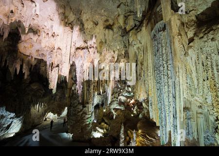 Le grotte di Nerja (in spagnolo: Cuevas de Nerja), spettacolare monumento naturale e una delle principali attrazioni turistiche della Spagna, si trovano a Nerja, Andalusia Foto Stock