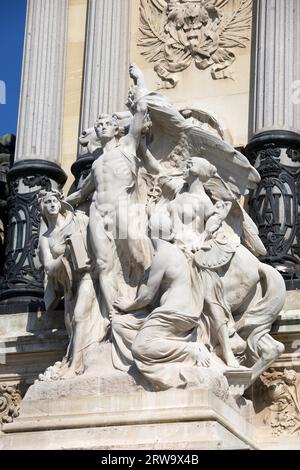 El Progreso (progresso) statua sul monumento al re Alfonso XII nel Parco del Retiro di Madrid, Spagna Foto Stock