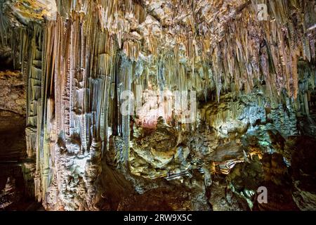 Le grotte di Nerja (in spagnolo: Cuevas de Nerja), spettacolare monumento naturale e una delle principali attrazioni turistiche della Spagna, si trovano a Nerja, Andalusia Foto Stock