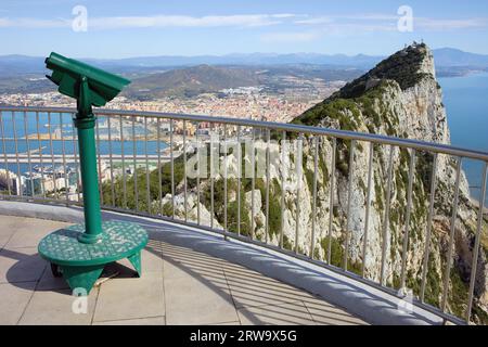 Punto panoramico di Gibilterra sulla penisola iberica meridionale, la città di la linea in Spagna all'estremità opposta Foto Stock