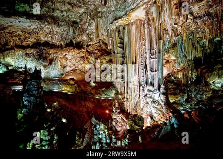 Le grotte di Nerja (in spagnolo: Cuevas de Nerja), spettacolare monumento naturale e una delle principali attrazioni turistiche della Spagna, si trovano a Nerja, Andalusia Foto Stock