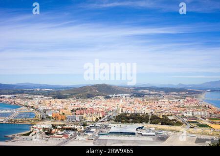 La linea de la Concepcion paesaggio urbano in Spagna, vista dall'alto, regione meridionale dell'Andalusia, provincia di Cadice Foto Stock
