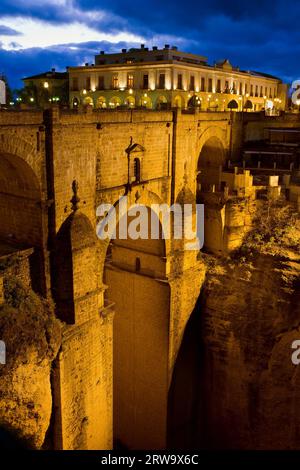 Ponte nuovo (spagnolo: Puente Nuevo) del XVIII secolo illuminato di notte, famoso punto di riferimento storico nella città di Ronda, Andalusia meridionale, Spagna Foto Stock