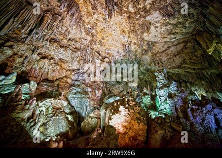 Le grotte di Nerja (in spagnolo: Cuevas de Nerja), spettacolare monumento naturale e una delle principali attrazioni turistiche della Spagna, si trovano a Nerja, Andalusia Foto Stock