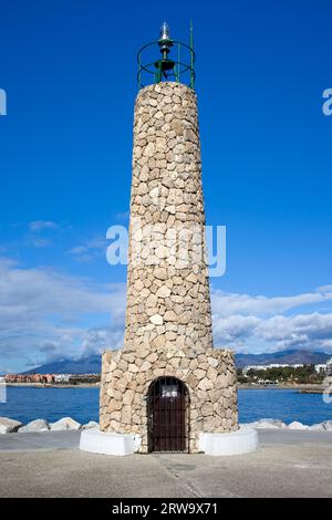 Faro di pietra alla fine del molo di Puerto Banus in Spagna, Andalusia meridionale, provincia di Malaga Foto Stock