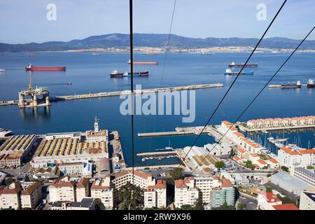 Vista da una funivia su un paesaggio urbano della città e della baia di Gibilterra Foto Stock