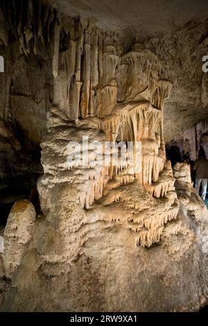 Formazione rocciosa nelle grotte di Nerja (spagnolo: Cuevas de Nerja) in Spagna, regione meridionale dell'Andalusia, provincia di Malaga Foto Stock