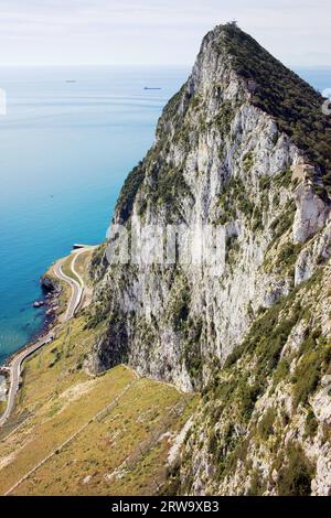 Alte scogliere della roccia di Gibilterra sul mare nella parte meridionale della penisola iberica Foto Stock