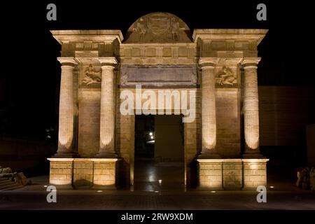 Porta del ponte (spagnolo: Puerta del Puente) arco trionfale rinascimentale illuminato di notte a Cordova, Andalusia, Spagna Foto Stock