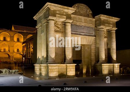 Porta del ponte (spagnolo: Puerta del Puente) arco trionfale rinascimentale illuminato di notte a Cordova, Andalusia, Spagna Foto Stock