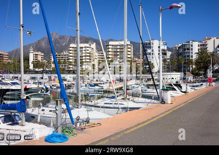 Città turistica del porto di Marbella sul lungomare, popolare destinazione di vacanza nel sud della Spagna, regione dell'Andalusia, provincia di Malaga Foto Stock