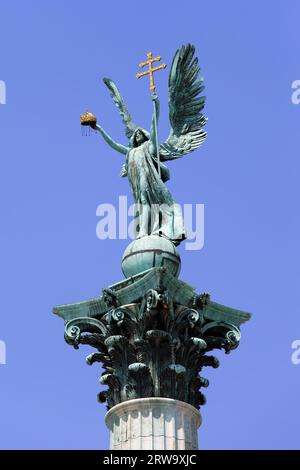 Statua dell'Arcangelo Gabriele con la Sacra Corona di San Stefano e Croce Apostolica, parte del Monumento del Millennio sulla Piazza degli Eroi a Budapest Foto Stock