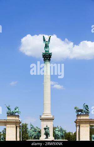 Monumento del Millennio a Budapest, Ungheria, con la statua dell'Arcangelo Gabriele sulla colonna corinzia, i capi Magiari sul fondo, fiancheggiata dalla Pace e. Foto Stock