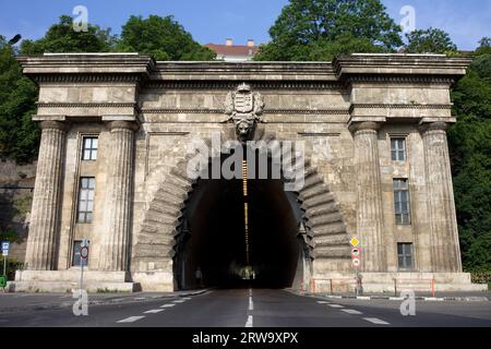 Tunnel di Buda sotto la collina del castello, aperto nel 1856, lungo 350 metri, situato nella città di Budapest, in Ungheria Foto Stock
