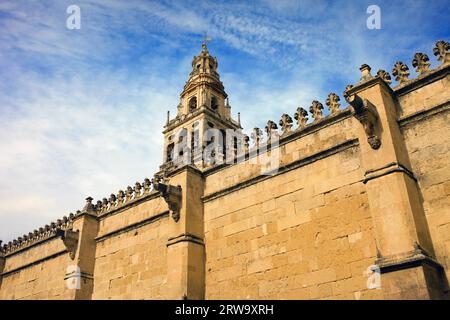 Mura medievali della Mezquita (cattedrale della moschea) e cima del Campanile (spagnolo: Torre de Alminar) a Cordova, Spagna Foto Stock