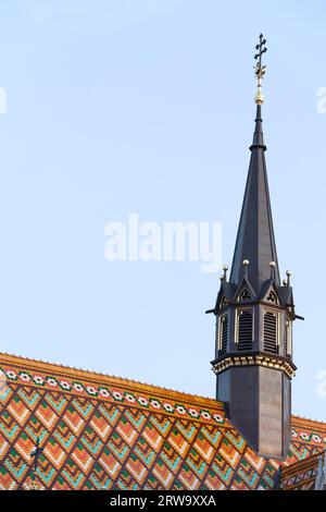 Guglia e tegole a forma di diamante della chiesa di Mattia a Budapest, Ungheria Foto Stock