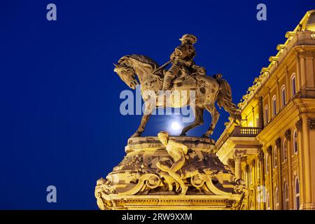 Statua del principe Eugenio di Savoia del 1897 nella notte di luna piena, accanto al Castello di Buda (Palazzo reale) a Budapest, Ungheria Foto Stock