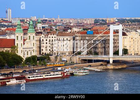 Paesaggio urbano di Budapest, Ungheria con la chiesa parrocchiale della città interna, appartamenti case e parte del Ponte Elisabetta Foto Stock