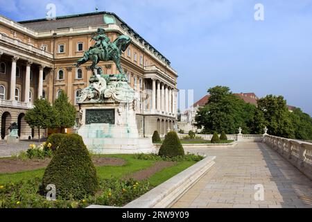 Terrazza sul Danubio al Castello di Buda del XVIII secolo (Palazzo reale) con il monumento del principe Eugenio di Savoia del 1897 a Budapest, Ungheria Foto Stock
