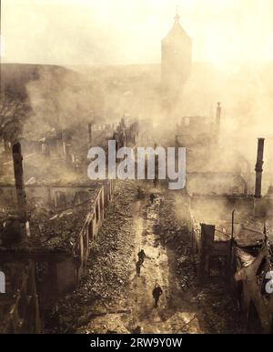 I fanti del 255th Infantry Regiment si spostano lungo una strada a Waldenburg per dare la caccia all'Unno dopo un recente raid della 63rd Division. 16 aprile 1945. Foto Stock