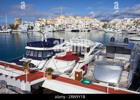 Marina con yacht di lusso nella località turistica di Puerto Banus sulla Costa del Sol in Spagna, vicino a Marbella, regione dell'Andalusia Foto Stock