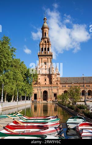 Torre su Plaza de Espana (Piazza di Spagna) e barche a remi su un canale di Siviglia, Spagna Foto Stock