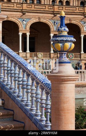 Verniciato, smaltato e balaustra a ponte, piastrelle in ceramica Azulejo, situato in Plaza de Espana, Siviglia, Spagna Foto Stock