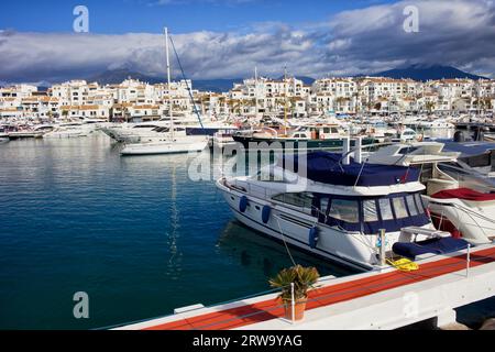 Puerto Banus famoso porticciolo vicino a Marbella sulla Costa del Sol in Spagna, regione dell'Andalusia, provincia di Malaga Foto Stock