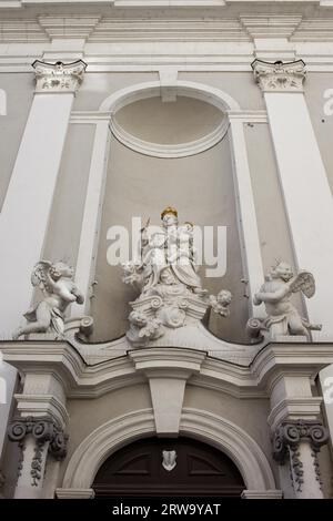 Sculture religiose all'esterno della chiesa di San Michele del XVIII secolo a Budapest, Ungheria Foto Stock