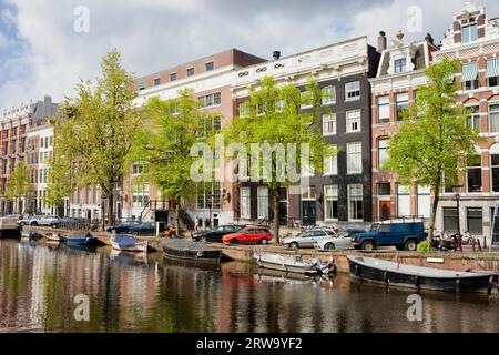 Edifici storici lungo il canale nella città di Amsterdam, Paesi Bassi Foto Stock