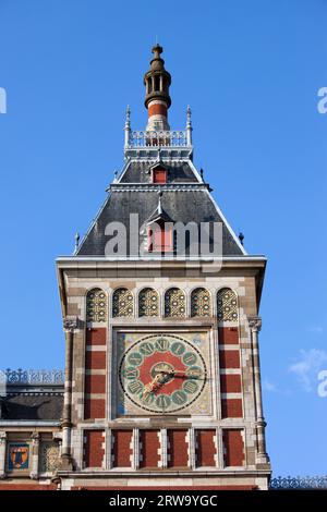 Torre dell'orologio della stazione ferroviaria centrale di Amsterdam, Olanda, Paesi Bassi Foto Stock