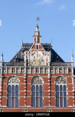 Dettagli architettonici della stazione centrale di Amsterdam in Olanda, Paesi Bassi, stile neorinascimentale e neogotico del XIX secolo Foto Stock