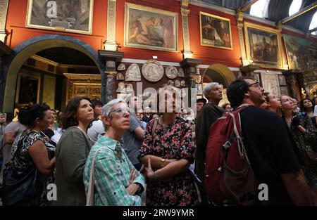 Parigi, Francia. 17 settembre 2023. La gente visita la Scuola Nazionale di Belle Arti di Parigi, Francia, 17 settembre 2023. Le Giornate annuali del patrimonio europeo si sono svolte il 16 e 17 settembre di quest'anno, durante le quali quasi 20.000 siti storici sono stati aperti gratuitamente al pubblico in Francia. Crediti: Gao Jing/Xinhua/Alamy Live News Foto Stock