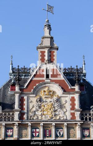 Dettagli sul tetto della stazione centrale di Amsterdam con stemma dei Paesi Bassi Foto Stock