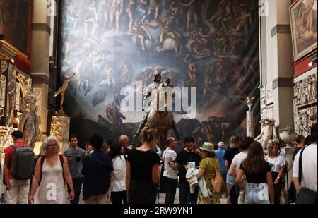 Parigi, Francia. 17 settembre 2023. La gente visita la Scuola Nazionale di Belle Arti di Parigi, Francia, 17 settembre 2023. Le Giornate annuali del patrimonio europeo si sono svolte il 16 e 17 settembre di quest'anno, durante le quali quasi 20.000 siti storici sono stati aperti gratuitamente al pubblico in Francia. Crediti: Gao Jing/Xinhua/Alamy Live News Foto Stock