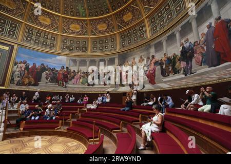 Parigi, Francia. 17 settembre 2023. La gente visita la Scuola Nazionale di Belle Arti di Parigi, Francia, 17 settembre 2023. Le Giornate annuali del patrimonio europeo si sono svolte il 16 e 17 settembre di quest'anno, durante le quali quasi 20.000 siti storici sono stati aperti gratuitamente al pubblico in Francia. Crediti: Gao Jing/Xinhua/Alamy Live News Foto Stock