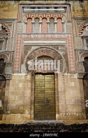 Porta laterale della Mezquita (la grande Moschea) (la Cattedrale della Moschea) a Cordova, Spagna, bell'esempio di architettura islamica Foto Stock