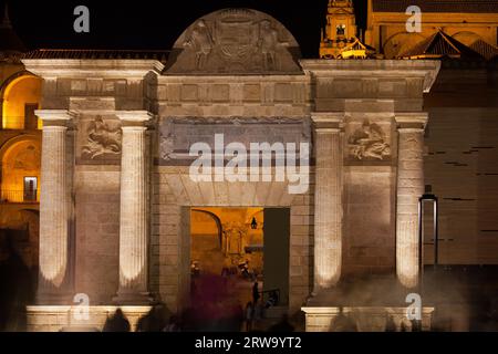 Porta del ponte (spagnolo: Puerta del Puente) illuminata di notte a Cordova, Andalusia, Spagna Foto Stock