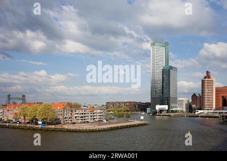 Città di Rotterdam e fiume Nieuwe Maas (nuova Mosa) nei Paesi Bassi, provincia dell'Olanda meridionale Foto Stock