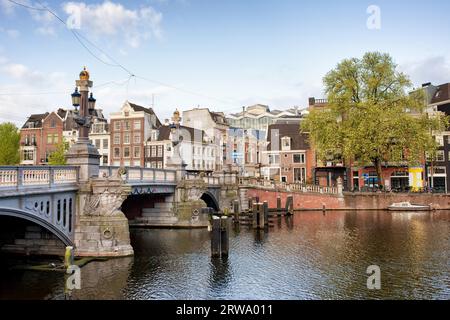 Blauwbrug (Ponte Blu) dal 1884 sopra il fiume Amstel ad Amsterdam, Olanda settentrionale, Paesi Bassi Foto Stock