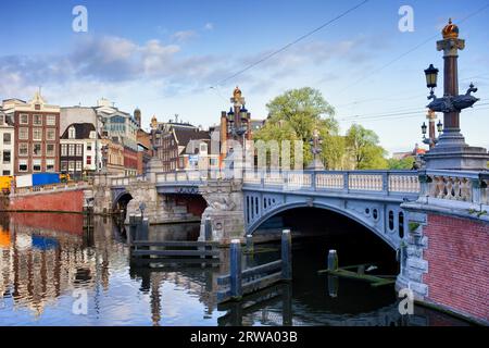 Ponte blu (in olandese: Blauwbrug) sulle acque del fiume Amstel nella città di Amsterdam, nei Paesi Bassi Foto Stock