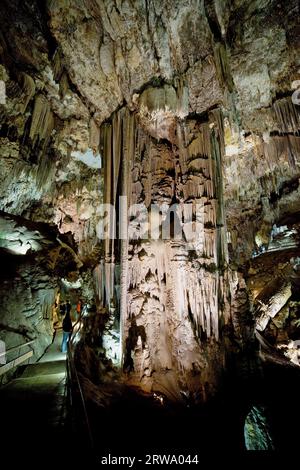 Le grotte di Nerja (in spagnolo: Cuevas de Nerja), spettacolare monumento naturale e una delle principali attrazioni turistiche della Spagna, si trovano a Nerja, Andalusia Foto Stock