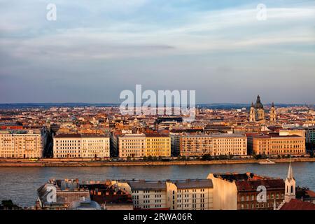 Città di Budapest al tramonto in Ungheria. Vista dal lato di Buda sul Danubio e sul paesaggio urbano di Pest Foto Stock